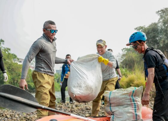 10,2 Ton Sampah Terkumpul di Sungai Ciliwung