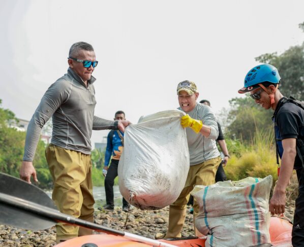 10,2 Ton Sampah Terkumpul di Sungai Ciliwung
