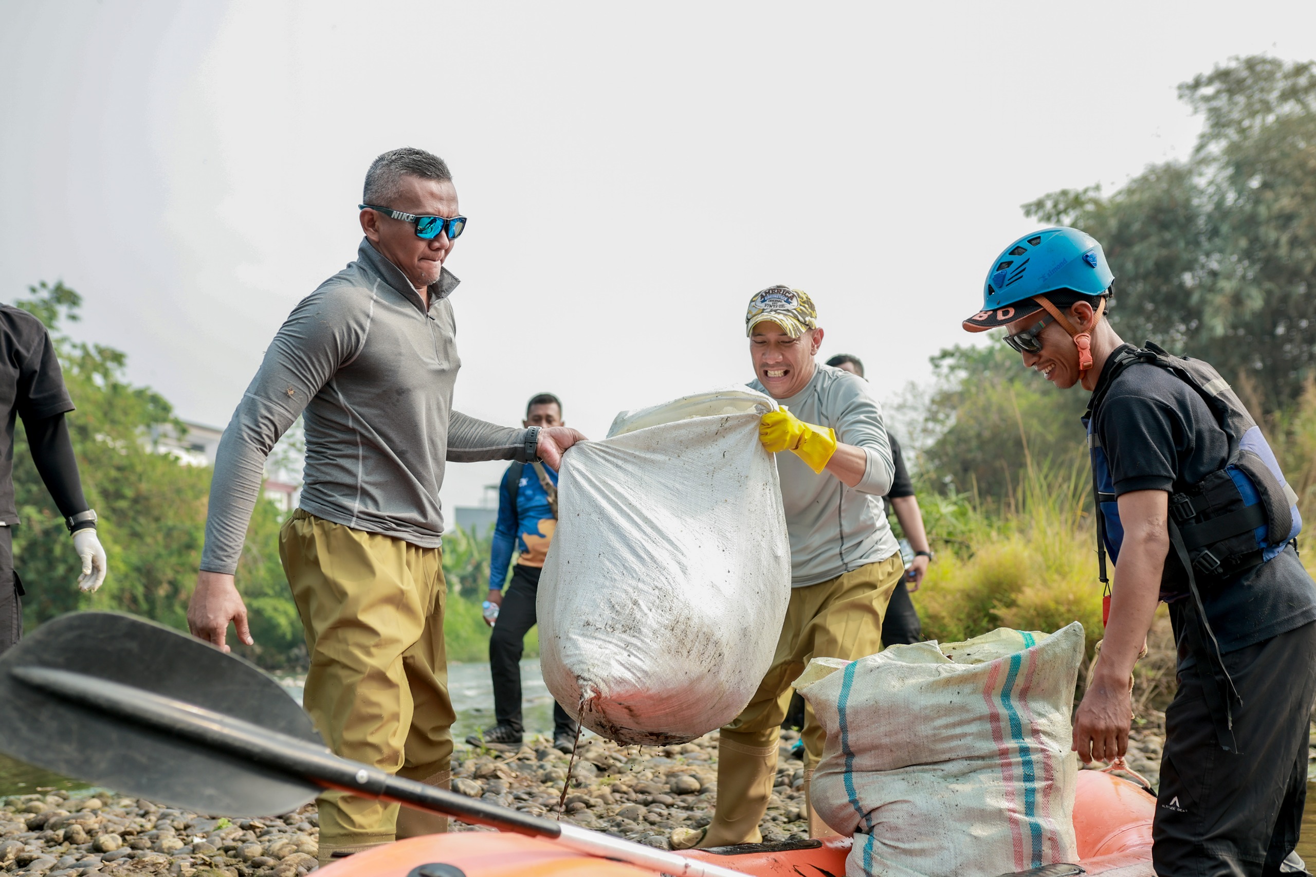 10,2 Ton Sampah Terkumpul di Sungai Ciliwung