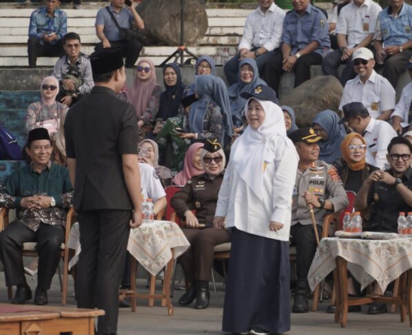 hari anak seragam sekolah
